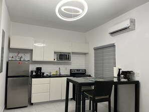 Refrigerador, horno, placa de cocina, cafetera/tetera