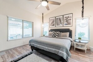 3 chambres, bureau, fer et planche à repasser, lit parapluie