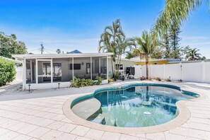 温水プール、サンラウンジャー