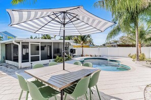 屋外ダイニングエリア