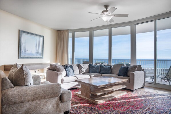 Téléviseur connecté, lecteur de DVD, table de ping-pong