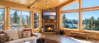Eagles Landing. Newer Remodel with Stunning Views of the slopes, mountain. Jacuzzi Tub and firepit.
