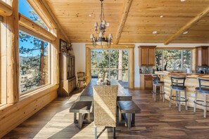 Dining - Eagles Landing. Views. Spa. Firepit. Games Galore. (Big Bear Lake)