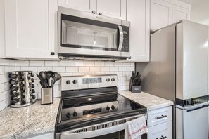 Frigorifero, microonde, forno, piano cottura