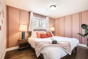 3 bedrooms, in-room safe, desk, iron/ironing board - Allow Pets, View of Downtown, 5mins to Waterworld, Game Room, Firepit, Hot Tub  (Denver)
