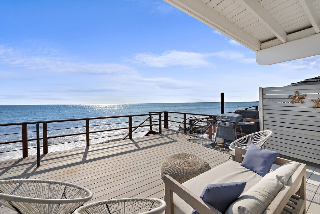 Cozy Beach Cottage On The Sand!