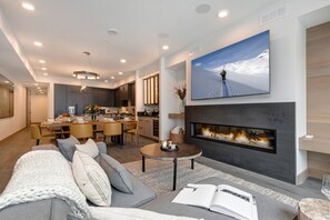 Een televisie en een open haard