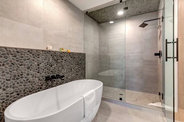 Een bad, een haardroger, handdoeken