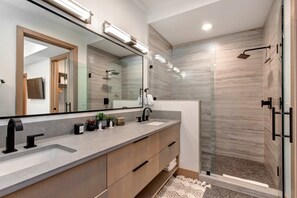 Badewanne, Haartrockner, Handtücher