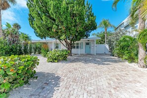 Exterior - Meant to Bee on AMI managed by Beach Retreats FL Anna Maria Island (Bradenton Beach)