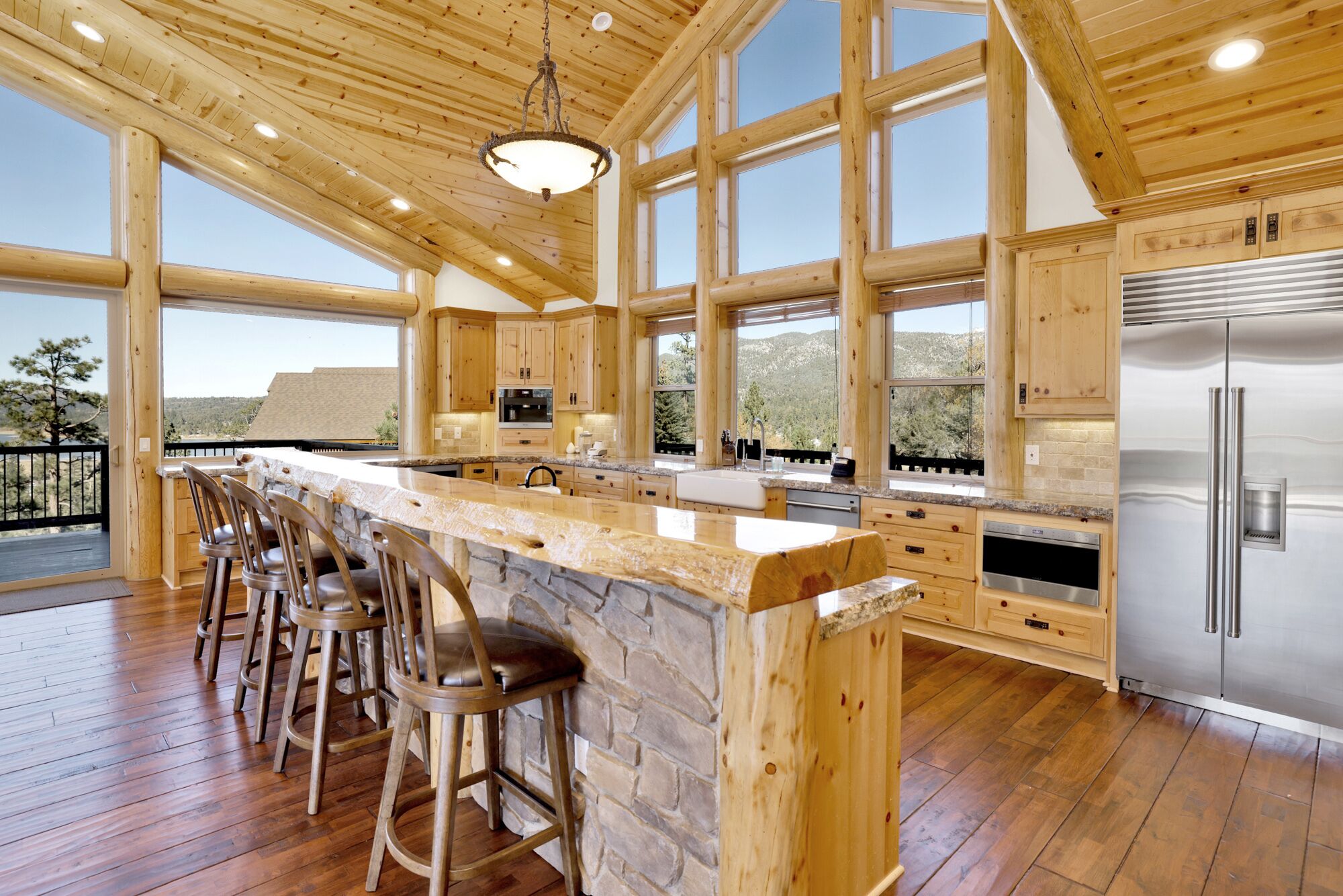 Golden Oak Log Cabin- Home Theater- Pool Table