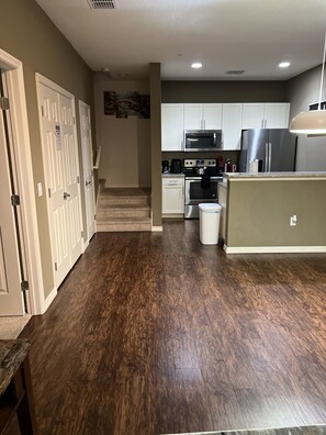 Frigorifero, forno, piano cottura, macchina per tè/caffè