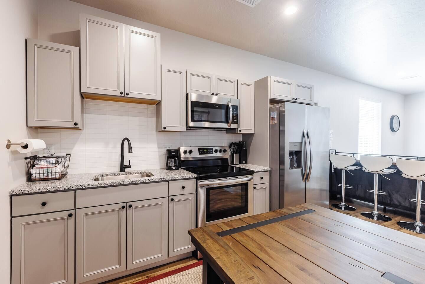 Een koelkast, een magnetron, een oven, een kookplaat