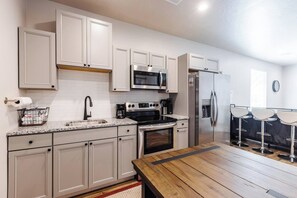 Een koelkast, een microgolfoven, een oven, een kookplaat