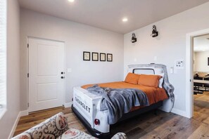 3 bedrooms, iron/ironing board, free WiFi, bed sheets - Silver Reef Mine | Ball Pit & Hot Tub (Hurricane)