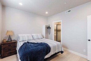 4 bedrooms, iron/ironing board, free WiFi, bed sheets - On The Rocks | Themed with Ball Pit & Hot Tub (Hurricane)