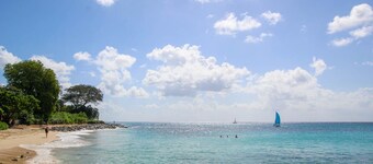 2 minute walk to Beach & Pool - Casual 2-Bed House