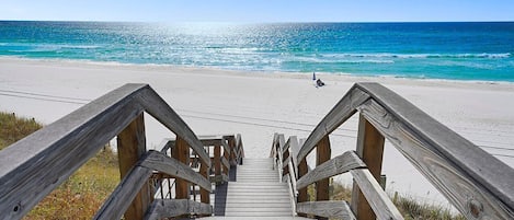 På stranden