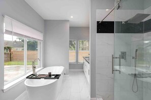 Combined shower/tub, hair dryer, towels, toilet paper - Cheerful 3 bedroom bungalow, 10 min away from DT (Houston)