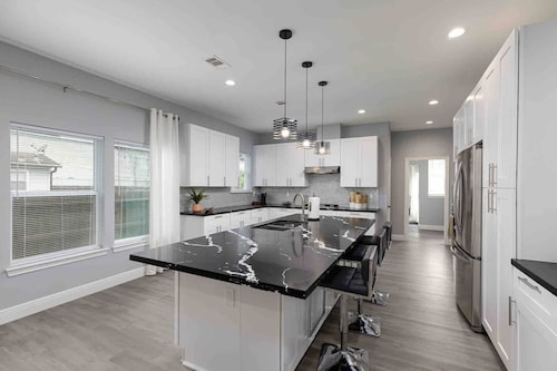 Cheerful 3 bedroom bungalow, 10 min away from DT