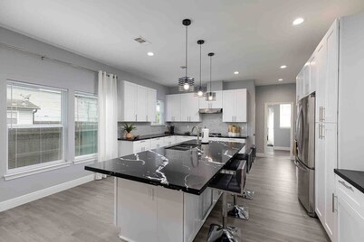 Cheerful 3 bedroom bungalow, 10 min away from DT