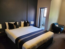 Boutique King Room | Iron/ironing board, free WiFi, bed sheets