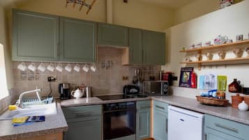 House, Multiple Beds | Private kitchen | Fridge, microwave, oven, stovetop