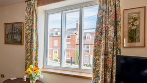 House, Multiple Beds | Living area | Fireplace - Stunning 2 bed Townhouse in the Heart of Ludlow (Ludlow)
