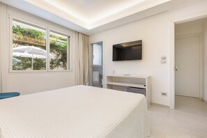 A modern bedroom with a large bed, a TV mounted on the wall, and a window with curtains. - 2503 B&B Villa Eragea - Camere Superior by Barbarhouse (Matino)