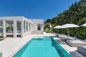 A modern pool area with a clear blue pool, white lounge chairs, and umbrellas. - 2503 B&B Villa Eragea - Camere Superior by Barbarhouse (Matino)