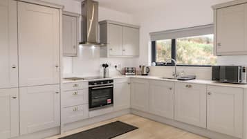 Dishwasher, electric kettle, toaster, cookware/dishes/utensils