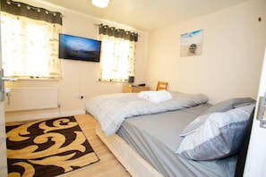 House | 2 bedrooms, iron/ironing board, free WiFi, bed sheets