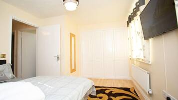 2 bedrooms, iron/ironing board, free WiFi, bed sheets