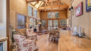 House, 5 Bedrooms | Dining