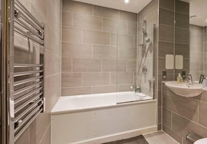 Apartment | Badezimmer | Duschwanne, Komfortbadewanne, Haartrockner, Handtücher
