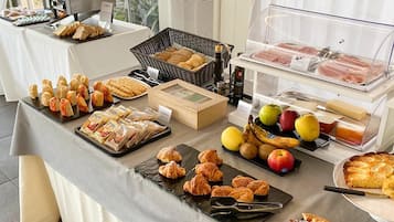 Tägliches inbegriffenes großes Frühstück