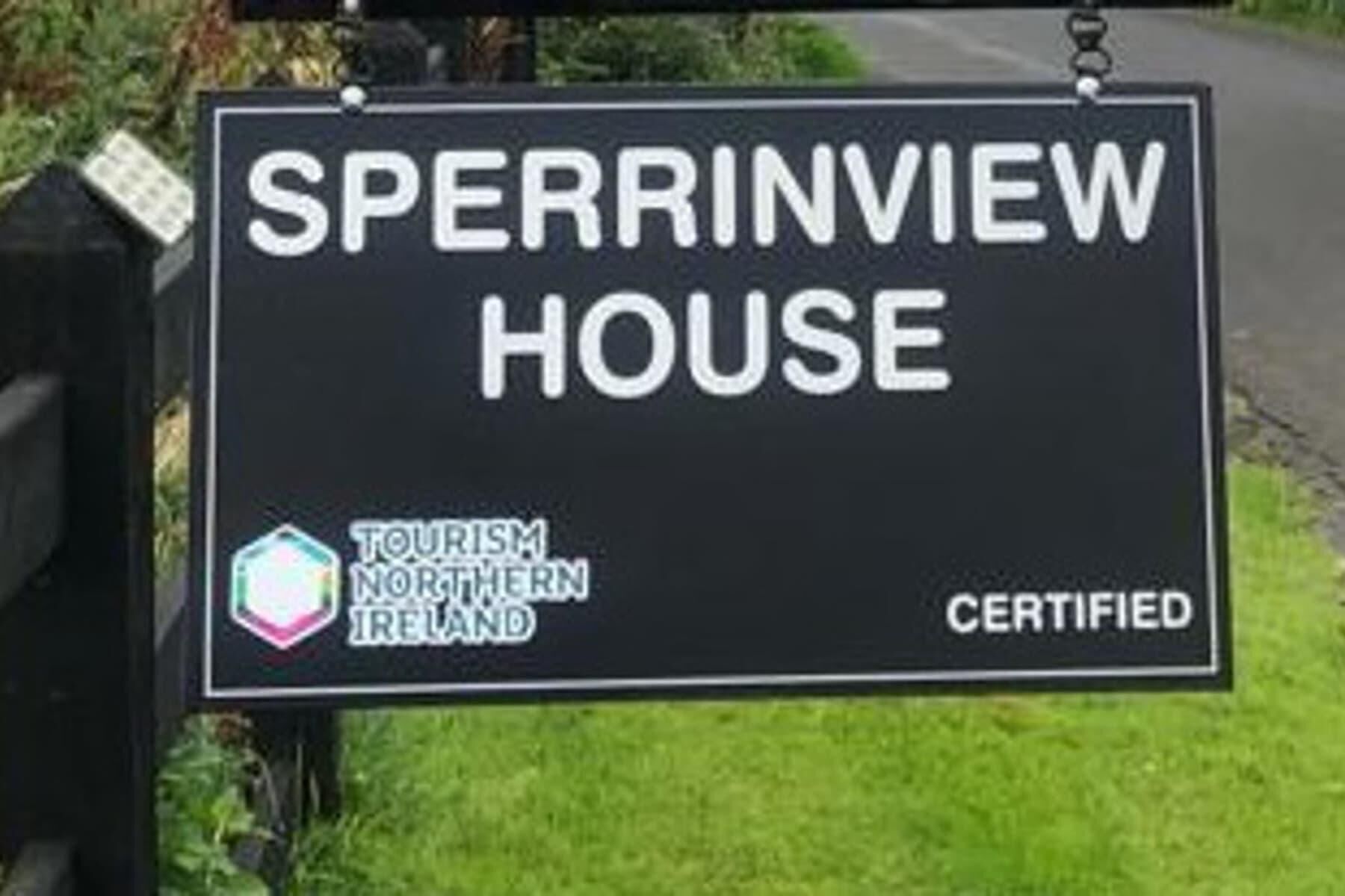 Een bordje voor Sperrinview House, met de vermelding dat het een gecertificeerde toeristische bestemming is in Noord-Ierland.