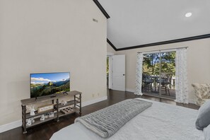 3 makuuhuonetta, työpöytä, ilmainen Wi-Fi, vuodevaatteet