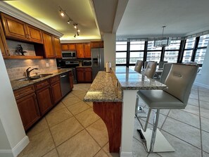 冷蔵庫、電子レンジ、オーブン、コンロ