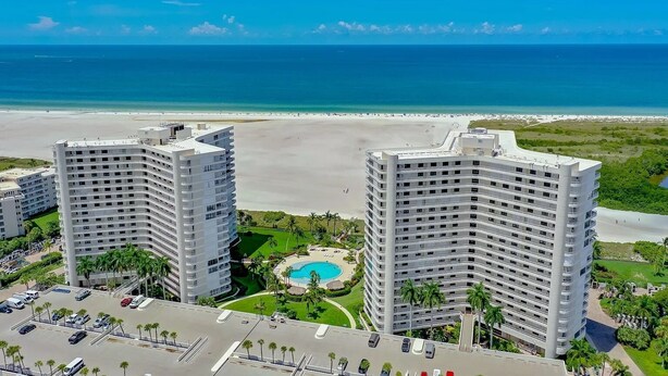Un hotel moderno con piscina y vistas a la playa.