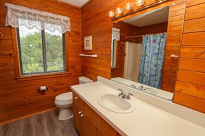 Combined shower/bathtub, towels
