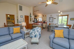 TV, DVD player - Feelin' Ducky - Classic 4 BR oceanside beach cottage in Duck w/Community Pool & Tennis (Duck)