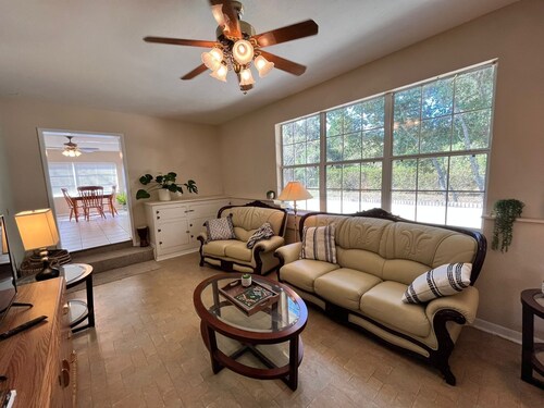 Escape to our Cozy Home with Crystal-Clear Springs and Trails