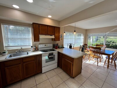 Escape to our Cozy Home with Crystal-Clear Springs and Trails