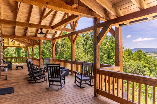 Grand Vista Lodge: Huge Cabin 5min to W. Jefferson Downtown w/ Views, Hot Tub, Pool Table, Firepit!