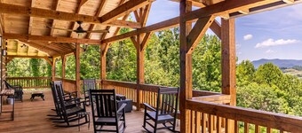 Grand Vista Lodge: Huge Cabin 5min to W. Jefferson Downtown w/ Views, Hot Tub, Pool Table, Firepit!