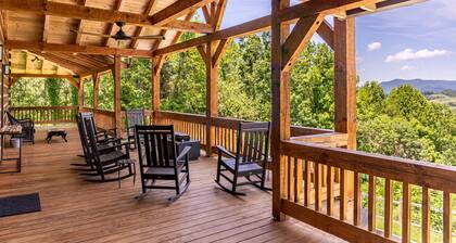 Grand Vista Lodge: Huge Cabin 5min to W. Jefferson Downtown w/ Views, Hot Tub, Pool Table, Firepit!