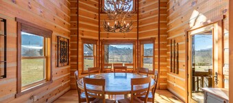 Grand Vista Lodge - Huge Cabin 5min to West Jefferson Downtown! VIEWS, Hot Tub, Pool Table, Firepit!