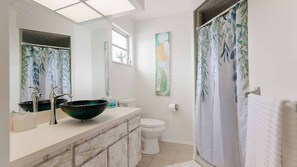 Combined shower/bathtub, hair dryer, towels