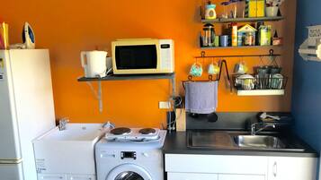 Réfrigérateur, micro-ondes, grille-pain, tables à manger